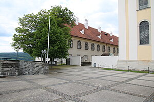 Kuratenhaus (Pfarrhof) an der Westseite der Kirche, 1708 errichtet, 1716 aufgestockt