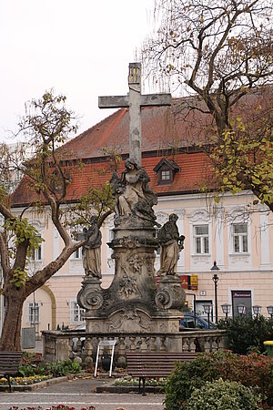 Stockerau, Pietà-Gruppe am Sparkassaplatz, 1756-62 von Bernhard Schilcher geschaffen