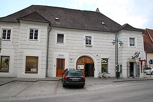 Traismauer, Wiener Straße Nr. 10: ehem. Posthaus, 2. Hälfte 16. Jahrhundert, Umbauten 18. Jahrhundert