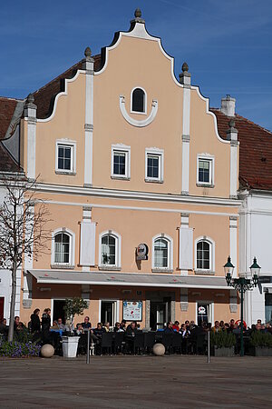 Tulln, Hauptplatz Nr. 27, Bürgerhaus, im Kern 16. Jh.