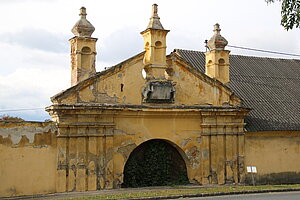 Guntersdorf, Torbau in der Umfriedung der Wirtschaftsgebäude, 1674