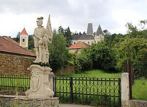 Maissau, Hl. Florian beim Znaimer Tor, 1773, im Hintergrund das Schloss