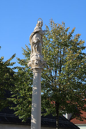 Neupölla, Marktplatz,  Mariensäule, Mitte 18. Jh.