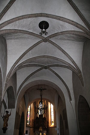Gmünd, Pfarrkirche hl. Stephan, Blick in die Gewölbe des Langhauses