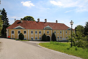 Rosenau-Schloss, Meierhof, spätbarocke Fassade, mehrmals umgebaut