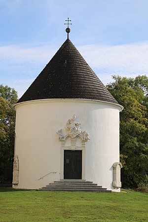 Wullersdorf, Pfarrkirche hl. Georg, Karner (Wolfgangskapelle), im Kern romanisch, im 2. Viertel des 18. Jh.s barockisiert