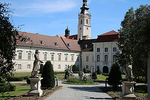 Stift Altenburg, Blick über den Johannishof auf die Stiftsgebäude und die Stiftskirche - Skulpturen von F. Leopold Fahrmacher, um 1739