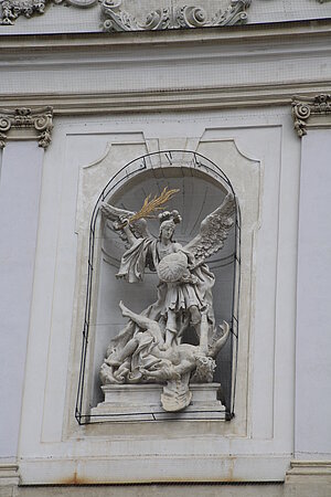 Bruck an der Leitha, Pfarrkirche Hl. Dreifaltigkeit, 1697-1702, Skulpturen der Fassade von Martin Vögerl