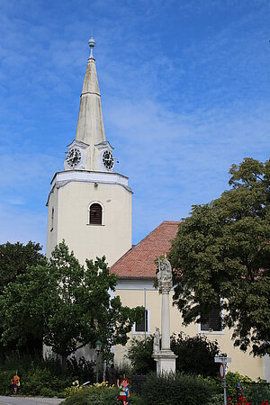 Drösing, Pfarrkirche hl. Laurentius inmitten des Ortes, ehem. Wehrkirche