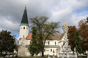 Laa an der Thaya, Pfarrkirche hl. Veit, im Vordergund die Dreifaltigkeitssäule