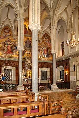 Mayerling, Kirche St. Josef, 1889 errichtet, Blick in das Innere, hohes Kreuzrippengewölbe von schlanken Marmosäulen getragen