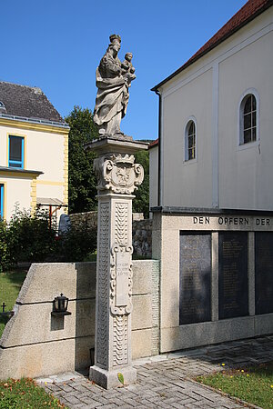 Schwarzenbach, Mariensäule nördlich der Kirche, 1679