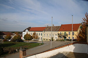 Wullersdorf, Blick von der Pfarrkirche über den Hauptplatz