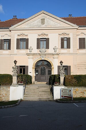 Schloss Großrußbach, unterhalb der Kirche, im Kern 15./16. Jahrhundert, 1739 barockisiert