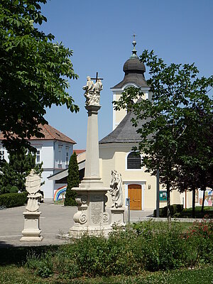 Kottingbrunn, Pfarrkirche hl. Achatius, im Vordergrund Dreifaltigkeitssäule, 1716