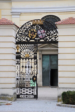 Großweikersdorf, Pfarrkirche hl. Georg, schmiedeeisernes Portal, um 1740, mit Wappen der Grafen Enkevoirt und Starhemberg