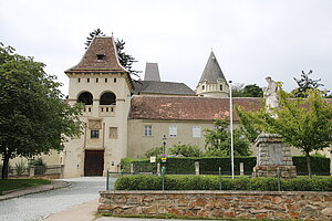 Maissau, Schloss, romantisch-historisierender Umbau einer spätmittelalterlichen Anlage mit Zubauten des 16. und 17. Jahrhunderts
