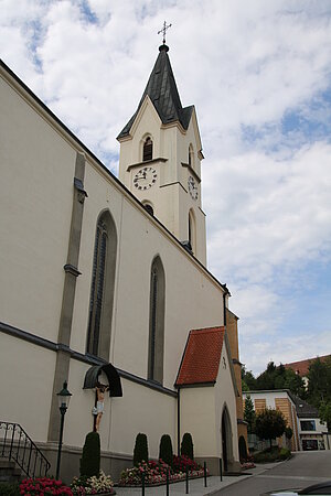 Steinakirchen am Forst, Pfarrkirche hl. Michael, spätgotischer Bau mit neugotischen Um- und Zubauten