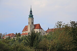Hausleiten, Blick auf das Ensemble von Pfarrkirche und Pfarrhof