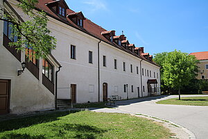 Dürnkrut, Schloss Dürnkrut, revitaliisierte Wirtschaftsgebäude