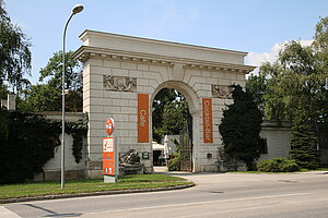 Günselsdorf, Löwentor, 1812, ehem. Haupteingang in das Schloss Schönau