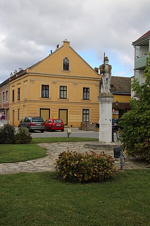 Laa an der Thaya, Pranger mit Rolandstatue, 1575