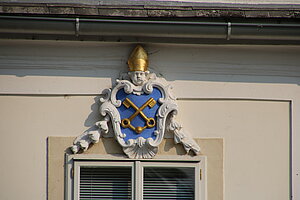 Weikendorf, Rathaus, 1742 errichtet, Wappen des Stiftes Melk