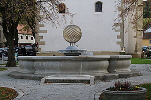 Königstetten, Brunnen vor der Pfarrkirche auf dem Hauptplatz