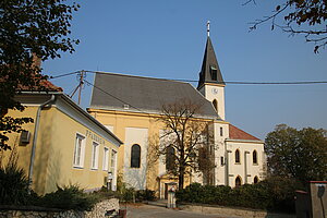 Auersthal, Pfarrkirche hl. Nikolaus, ehem. Ostturmkirche mit gotischem Chor, Langhaus 1735-1741 errichtet