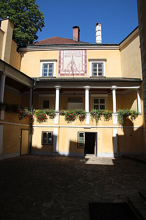 Groß-Siegharts, Innenhof des Schlosses, heute Rathaus, Ausbau um 1570/80, Ausgestaltung um 1710/20
