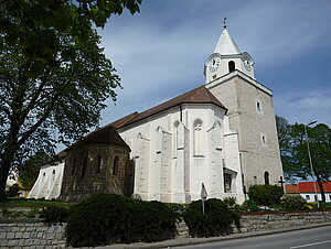 Großkrut, Pfarrkirche hl. Stephan, ehem. rom. Wehrkirche, mit späteren Anbauten