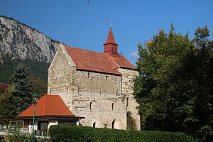 Maiersdorf, Wehrkirche hl. Johannes der Täufer, romanische Saalkirche des 12. Jh.s mit gotischem Wehrobergeschoß