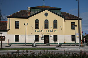 Theresienfeld, Hauptplatz Nr. 8, Gemeindegasthaus, eines der Urhäuser von 1763