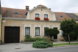 Lassee, Obere Landestraße Nr. 18: Jugendstilfassade