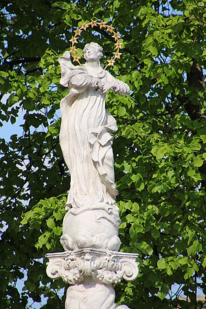 Sierndorf, Mariensäule am Marktplatz, bezeichnet 1722