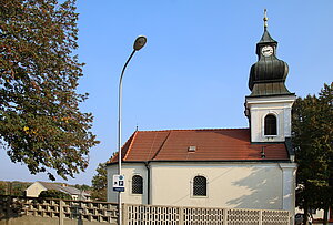 Stopfenreuth, Pfarrkirche hl. Johannes Nepomuk, gedrungene barocke Dorfkirche, 1737 errichtet