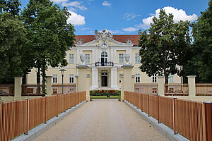 Wilfersdorf, Schloss Wilfersdorf, 1713-1721 Errichtung der vierflügeligen Anlage durch Johann Anton Ospel