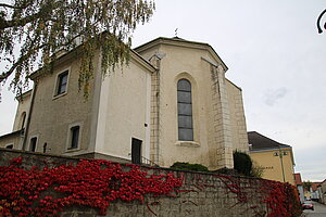 Asperhofen, Pfarrkirche hl. Agatha, spätgotische Saalkirche mit vorgelagertem West-Turm, 2. Hälfte 15. Jahrhundert, Blick auf Chor und Sakristeizubau