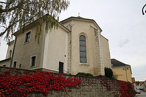 Asperhofen, Pfarrkirche hl. Agatha, spätgotische Saalkirche mit vorgelagertem West-Turm, 2. Hälfte 15. Jahrhundert, Blick auf Chor und Sakristeizubau