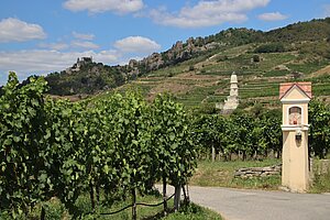 Oberloiben, Bildstock, im Hintergrund Franzosendenkmal