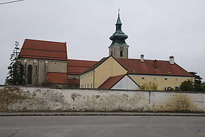 Pfarrkirche hl. Martin in Pillichsdorf, freistehend am Südrand des Ortes