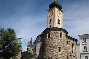 Waidhofen an der Ybbs, Reste der ehemaligen Stadtbefestigung, im Hinterrund der Turm der Pfarrkirche