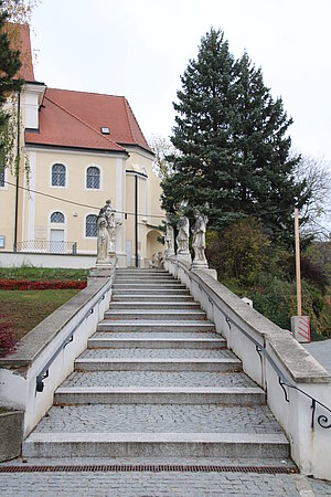 Wolkersdorf, Pfarrkirche hl. Margaretha, Treppenaufgang zur Kirche, mit barocken Skulpturen besetzt, 1727 bezeichnet