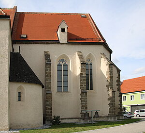 Rastenfeld, Pfarrkirche Mariae Himmelfahrt, iBlick auf den  gotischen Chor, um 1400