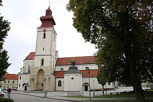 Groß-Enzersdorf, Stadtpfarrkirche Maria Schutz, ehem. Wehrkirche, im Kern frühgotische Pfeilerbasilika, Ende 13. Jh.