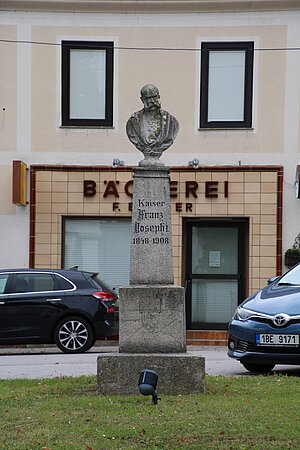 Großweikersdorf, Hauptplatz, Denkmal für Kaiser Franz Joseph, 1908