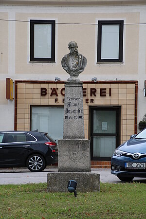 Großweikersdorf, Hauptplatz, Denkmal für Kaiser Franz Joseph, 1908