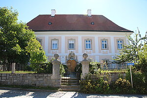 Hirschbach, Hauptplatz, Pfarrhof, erbaut 1741