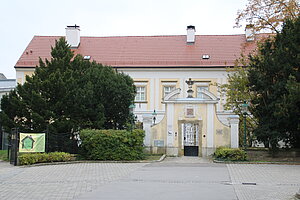 Korneuburg, Pfarrhof östlich der Pfarrkirche, 1766 erbaut