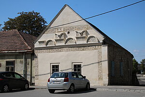 Mannersdorf, Hauptstraße 53, Sgraffitohaus, im Baukern 16. Jh.